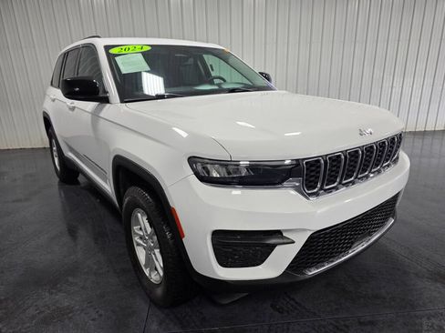 Used 2024 Jeep Grand Cherokee Laredo RWD image 2
