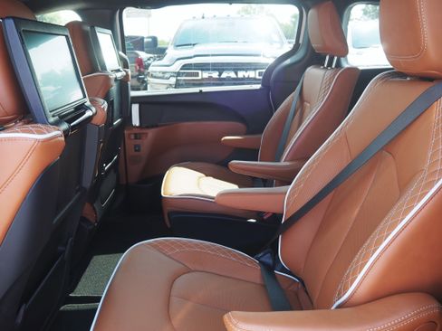 New 2026 Chrysler Pacifica Pinnacle image 15