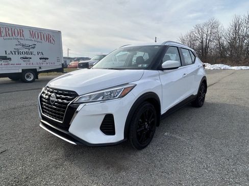 Used 2022 Nissan Kicks SV image 2