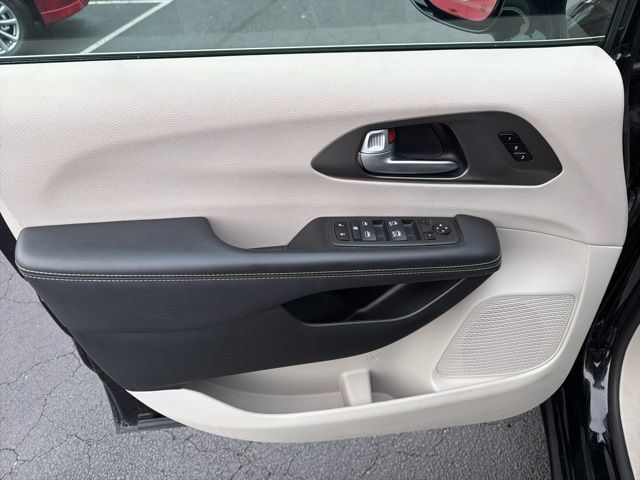 Used 2024 Chrysler Pacifica Touring-L FWD image 3