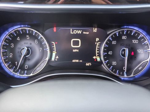 Used 2023 Chrysler Pacifica Limited FWD image 32