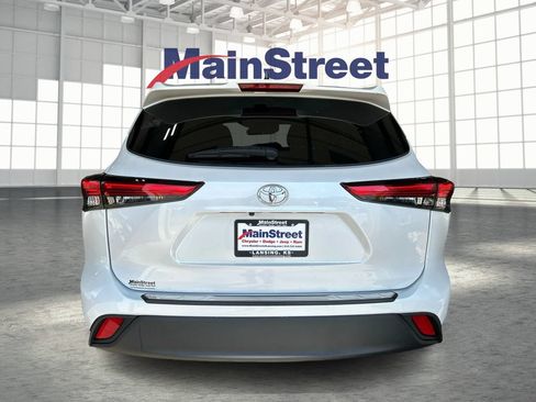 Used 2022 Toyota Highlander XLE AWD/4WD image 4