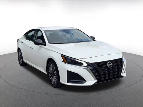 Used 2025 Nissan Altima 2.5 SV FWD image 3