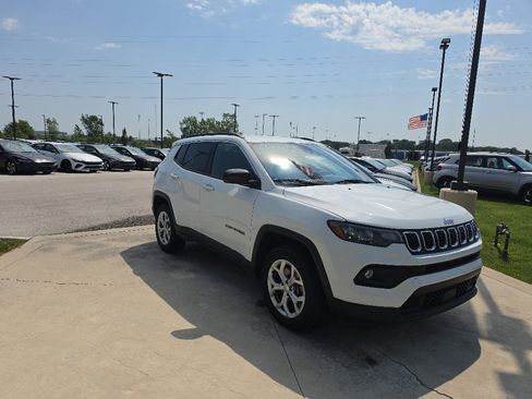 Used 2024 Jeep Compass Latitude AWD/4WD image 3