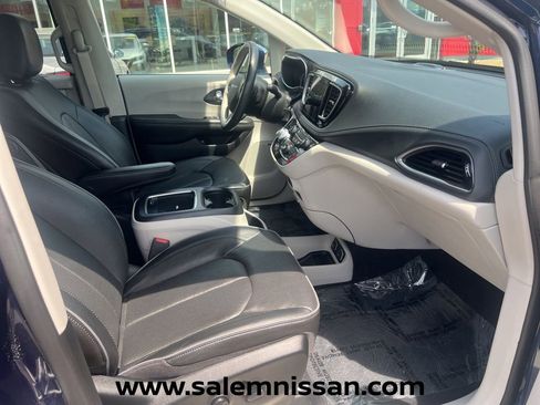 Used 2020 Chrysler Pacifica Limited FWD image 25