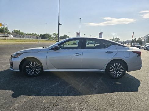 Used 2024 Nissan Altima 2.5 SV FWD image 10