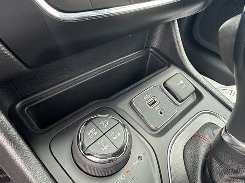Used 2020 Jeep Cherokee Trailhawk AWD/4WD image 23