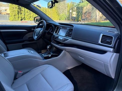 Used 2016 Toyota Highlander XLE image 8