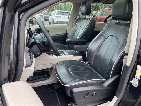 Used 2023 Chrysler Pacifica Limited image 9