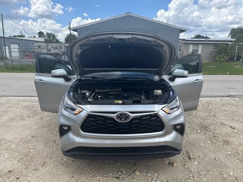 Used 2024 Toyota Highlander LE FWD image 11