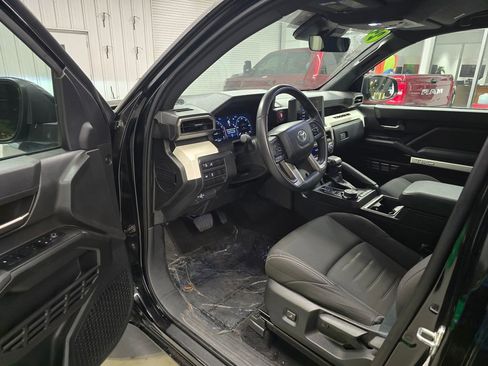 Used 2024 Toyota Tacoma TRD Off-Road AWD/4WD image 15