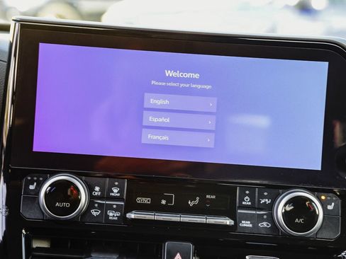 Certified 2023 Toyota Highlander XLE image 17