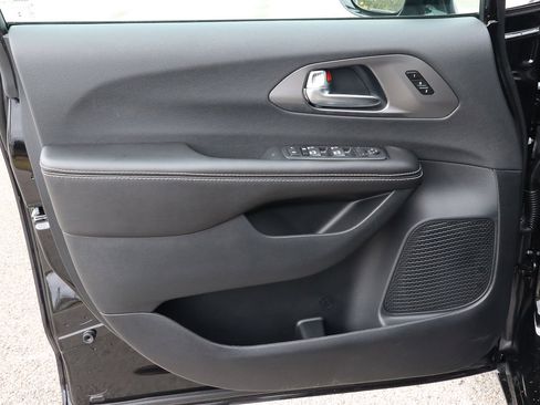 New 2026 Chrysler Pacifica Select image 9