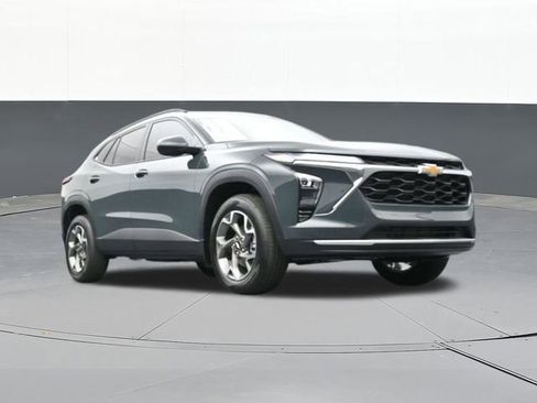 Used 2025 Chevrolet Trax LT FWD image 50