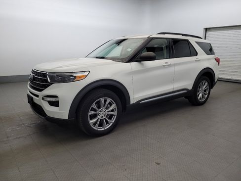 Used 2020 Ford Explorer XLT w/ Equipment Group 202A AWD/4WD image 2