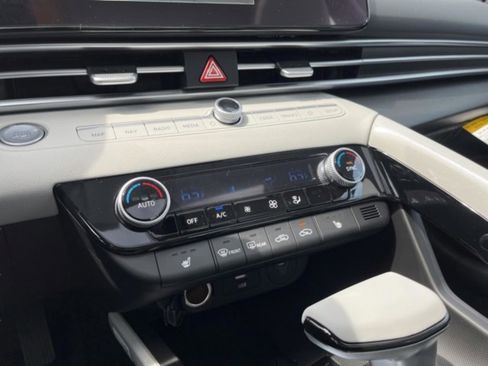 New 2025 Hyundai Elantra Limited image 28