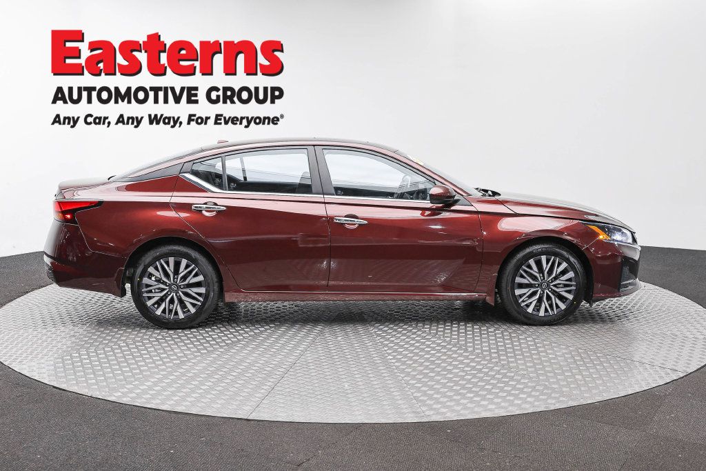 Used 2023 Nissan Altima 2.5 SV w/ SV Premium Package FWD image 6