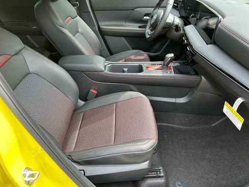 Certified 2025 Nissan Kicks SR FWD image 11