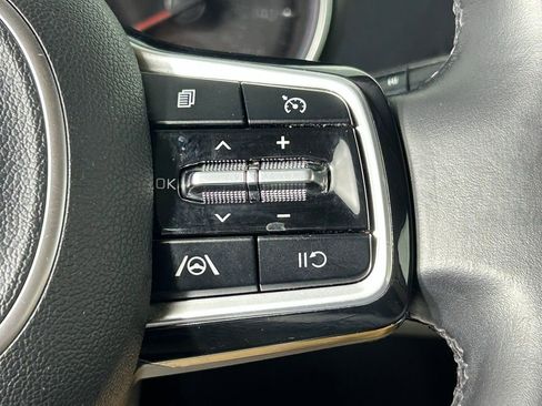 Used 2022 Kia Carnival LX image 27