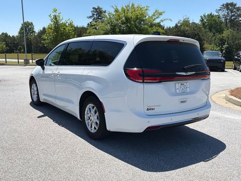 Used 2023 Chrysler Pacifica Touring-L FWD image 5
