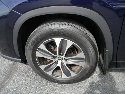 Used 2023 Toyota Highlander XLE AWD/4WD image 9