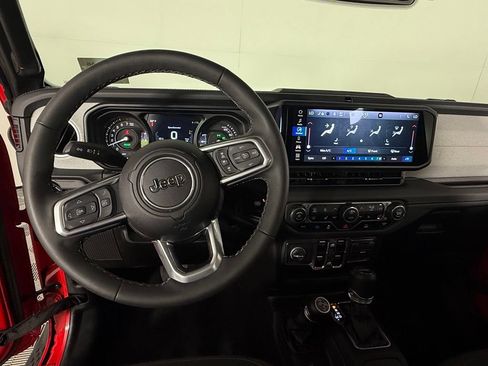 Used 2025 Jeep Wrangler Unlimited Sahara AWD/4WD image 15