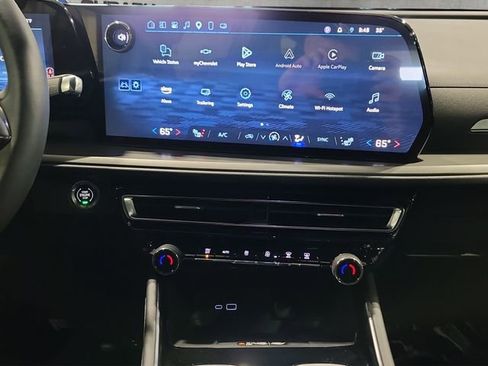 Used 2025 Chevrolet Traverse LT w/ Sun and Wheel Package AWD/4WD image 16