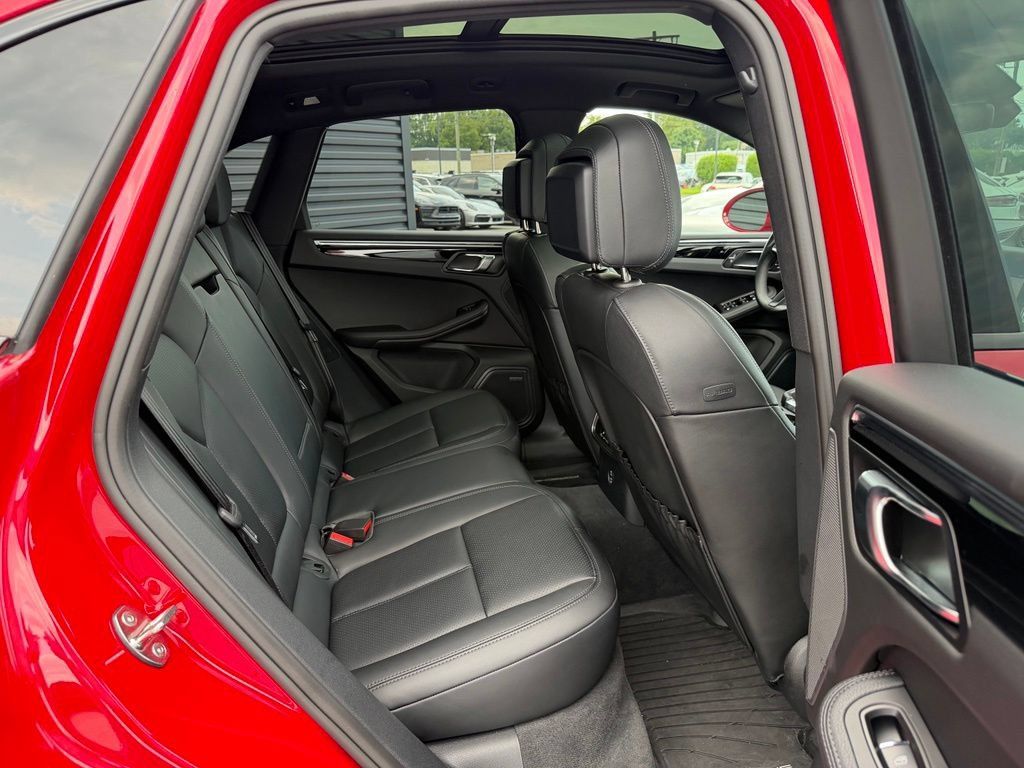 Used 2025 Porsche Macan AWD/4WD image 12