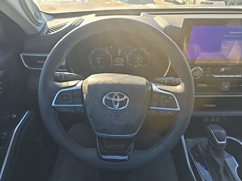 Used 2025 Toyota Highlander Platinum image 16