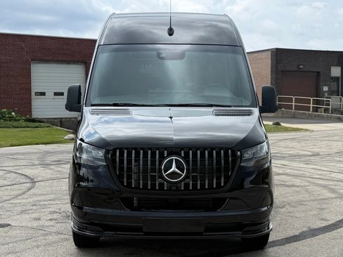 Used 2024 Mercedes-Benz Sprinter 2500 image 2