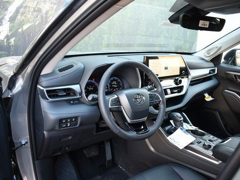 New 2026 Toyota Highlander Limited image 6