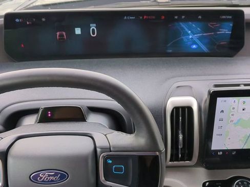 Used 2025 Ford Expedition Active image 31