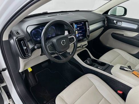 Used 2021 Volvo XC40 T4 Momentum FWD image 29