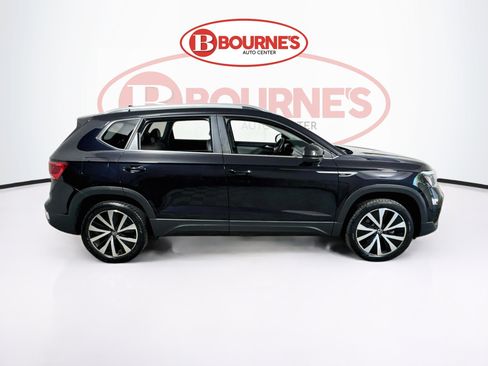 Used 2023 Volkswagen Taos SE w/ Panoramic Sunroof Package FWD image 12