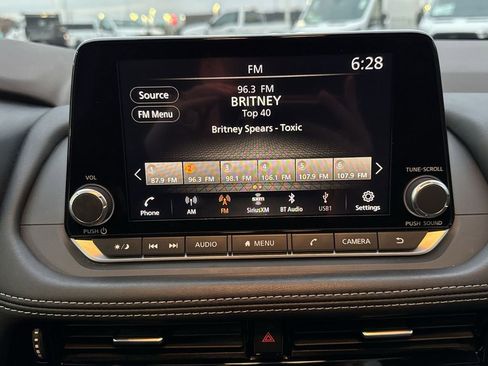 Used 2022 Nissan Rogue SV w/ SV Premium Package image 12