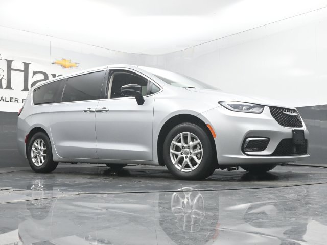 Used 2024 Chrysler Pacifica Touring-L FWD image 2