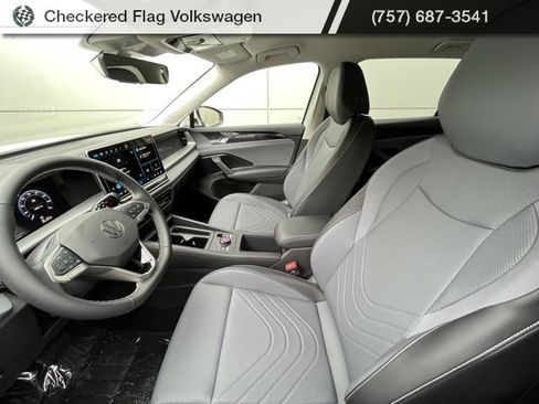 New 2025 Volkswagen Tiguan SE image 2