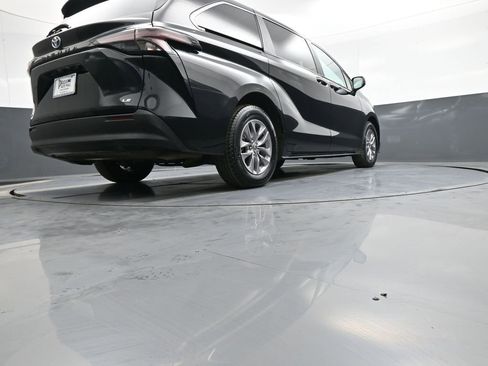 Certified 2025 Toyota Sienna LE image 30
