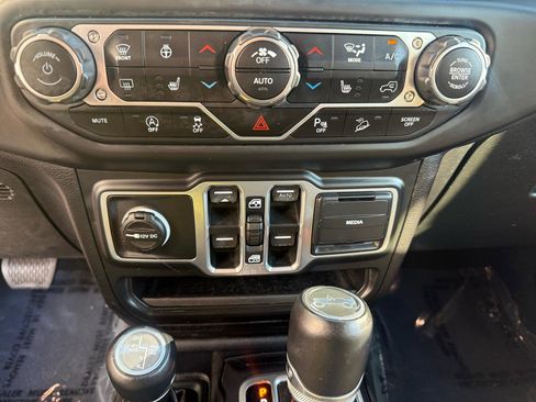 Used 2018 Jeep Wrangler Unlimited Sahara image 28