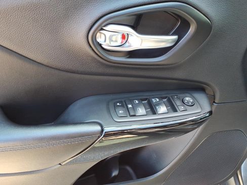 Used 2021 Jeep Cherokee Latitude Plus AWD/4WD image 12