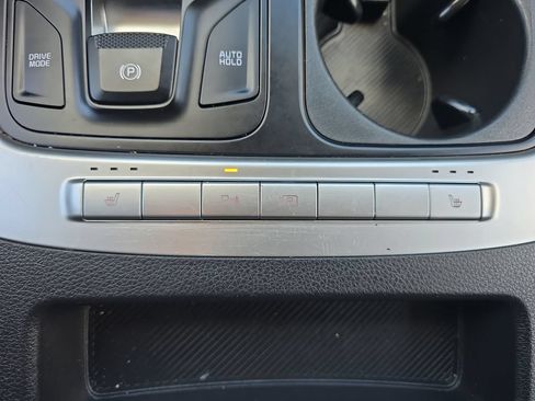 Used 2025 Kia Carnival FWD image 31