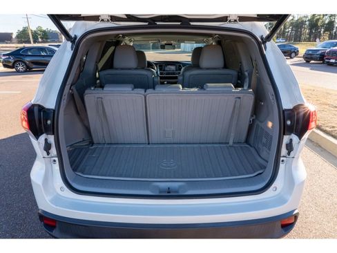 Used 2019 Toyota Highlander XLE image 17