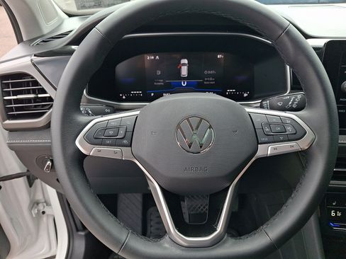 Used 2025 Volkswagen Taos SE AWD/4WD image 18