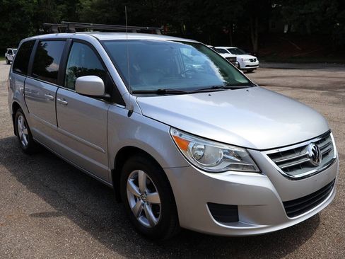 Used 2010 Volkswagen Routan SE FWD image 1