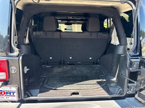 Used 2017 Jeep Wrangler Unlimited Rubicon w/ Connectivity Group AWD/4WD image 15