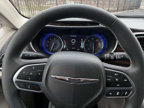 Used 2024 Chrysler Pacifica Limited image 19