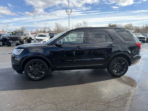 Used 2018 Ford Explorer XLT w/ Equipment Group 202A image 9
