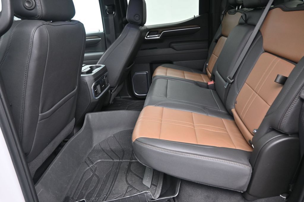 Used 2025 Chevrolet Silverado 1500 High Country w/ High Country Premium Package RWD image 14