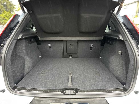 Certified 2025 Volvo XC40 B5 Plus AWD/4WD image 15