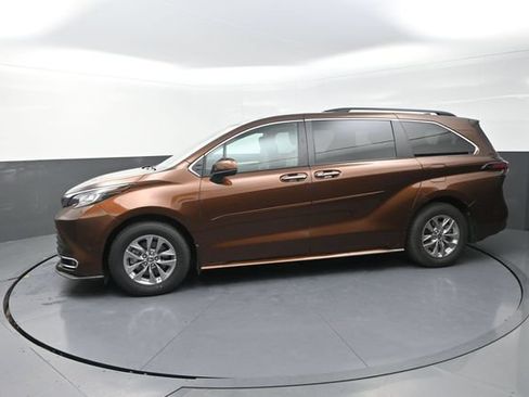 Certified 2022 Toyota Sienna XLE w/ XLE Plus Package AWD/4WD image 49